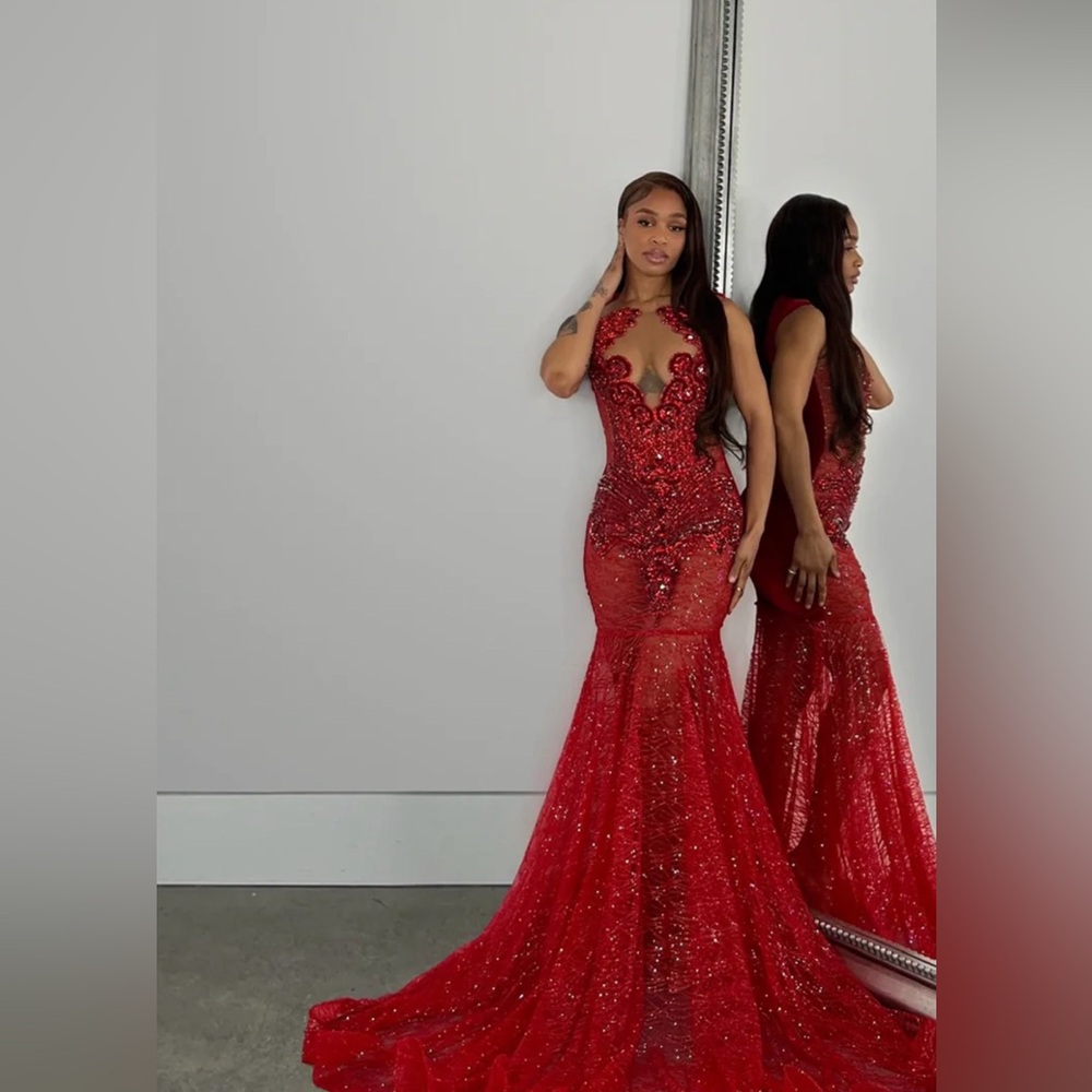 Alglist is the brand, it’s a company that sells prom dress.
